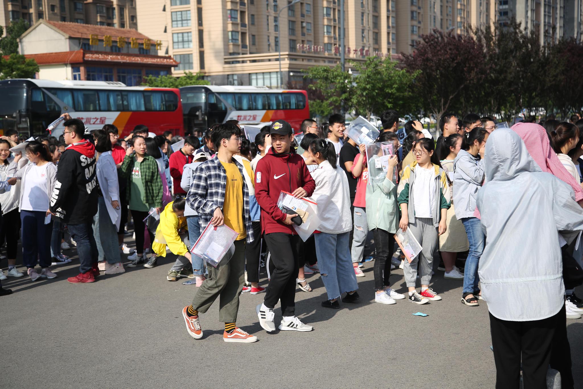 全国高考大幕拉开:千万考生进考场 笑容洋溢显轻松