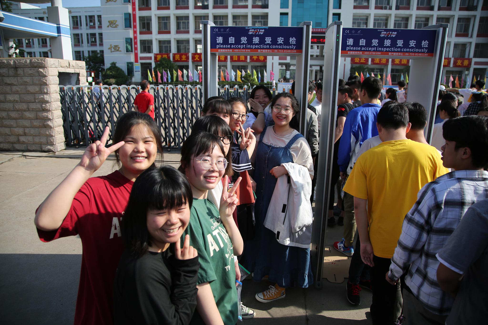 全国高考大幕拉开:千万考生进考场 笑容洋溢显轻松