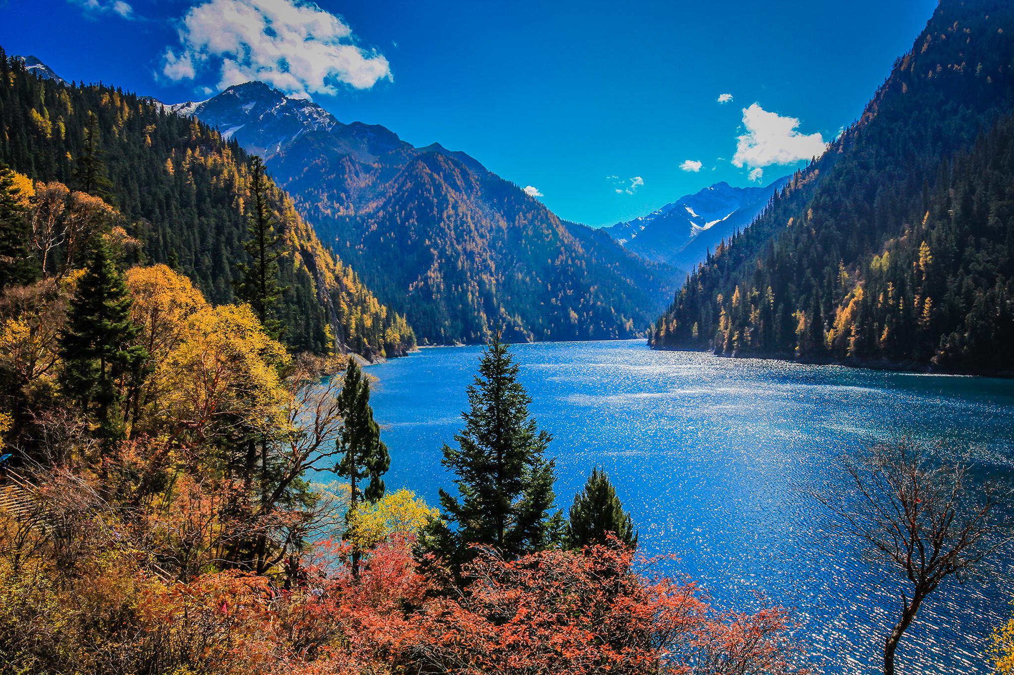 九寨沟的长海,美得令人流连忘返.九寨沟五彩池,水的颜色实在太迷人了.