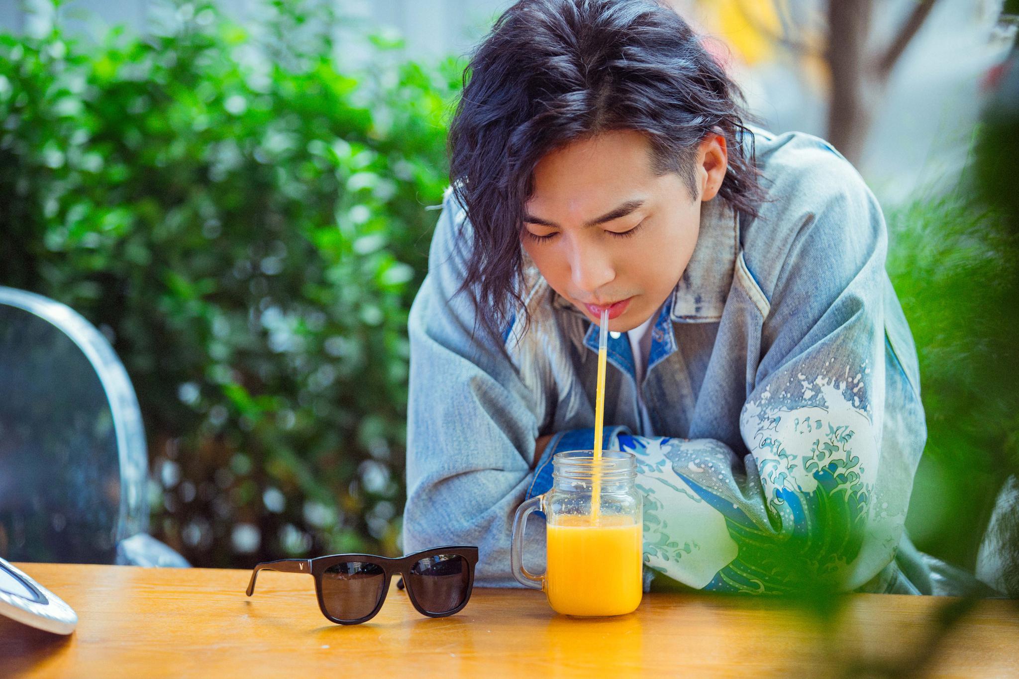 邹廷威街拍大片曝光 帅气随性诠释街头趣味