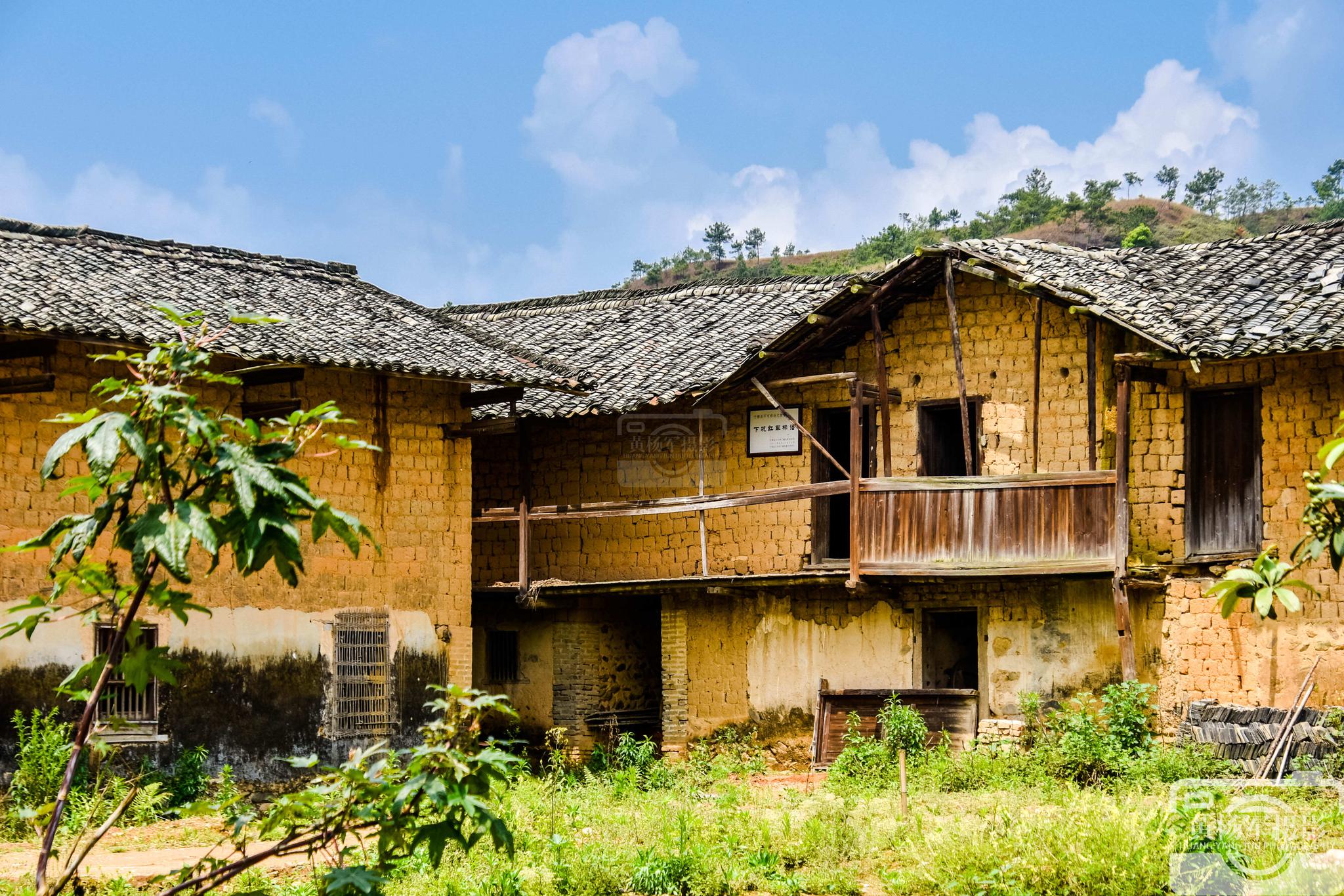 于都县藤桥村蓝天下的老屋,斑驳老旧的土砖瓦房,唤醒了美好回忆