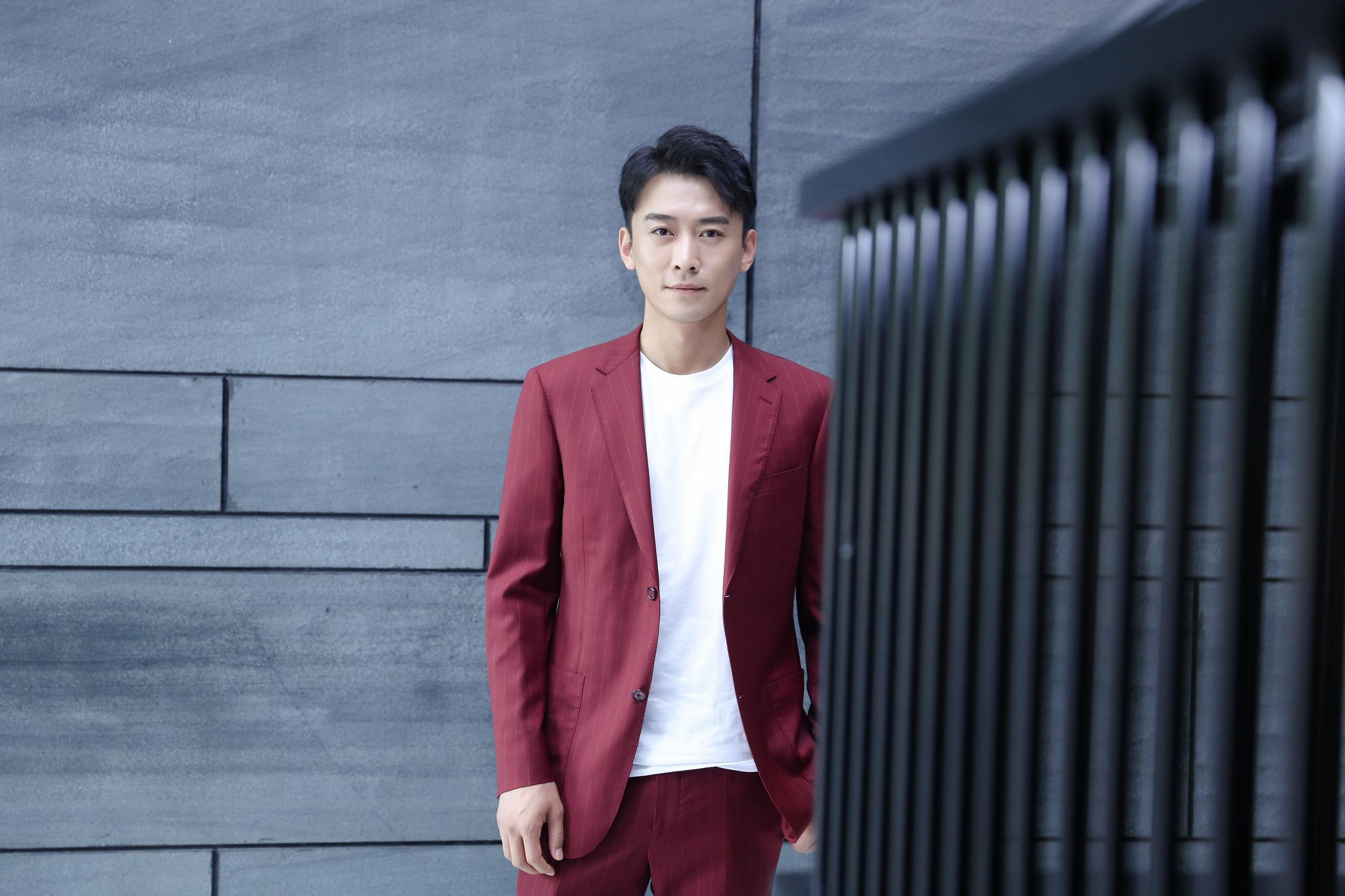 郑奇初秋写真曝光 红色西装吸睛又撩人