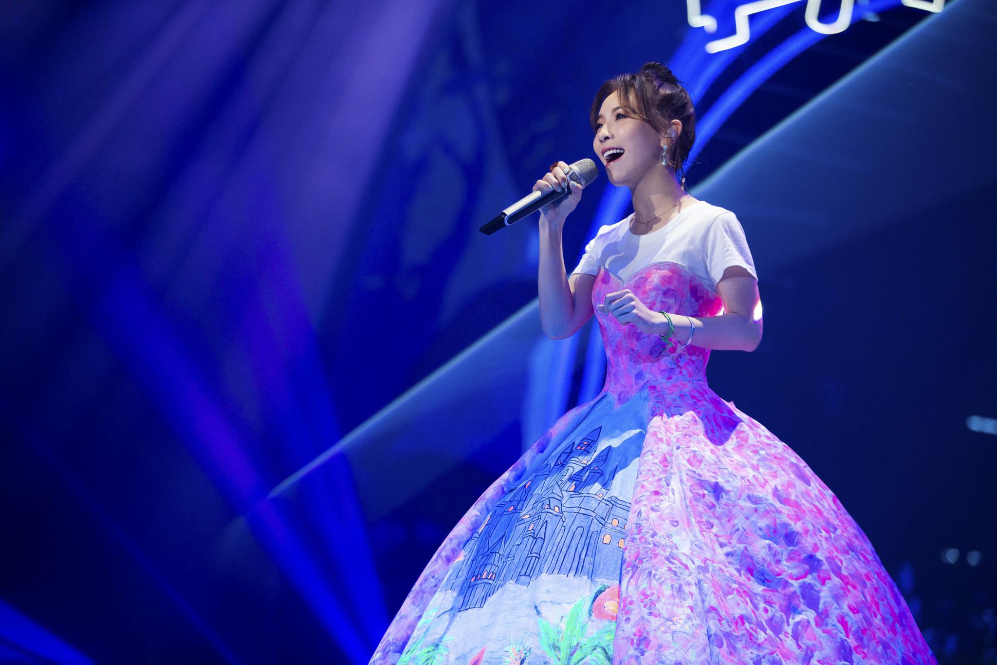 黄雅莉《嗨唱转起来》再唱《蝴蝶泉边》"超女"14年后变装置艺术家