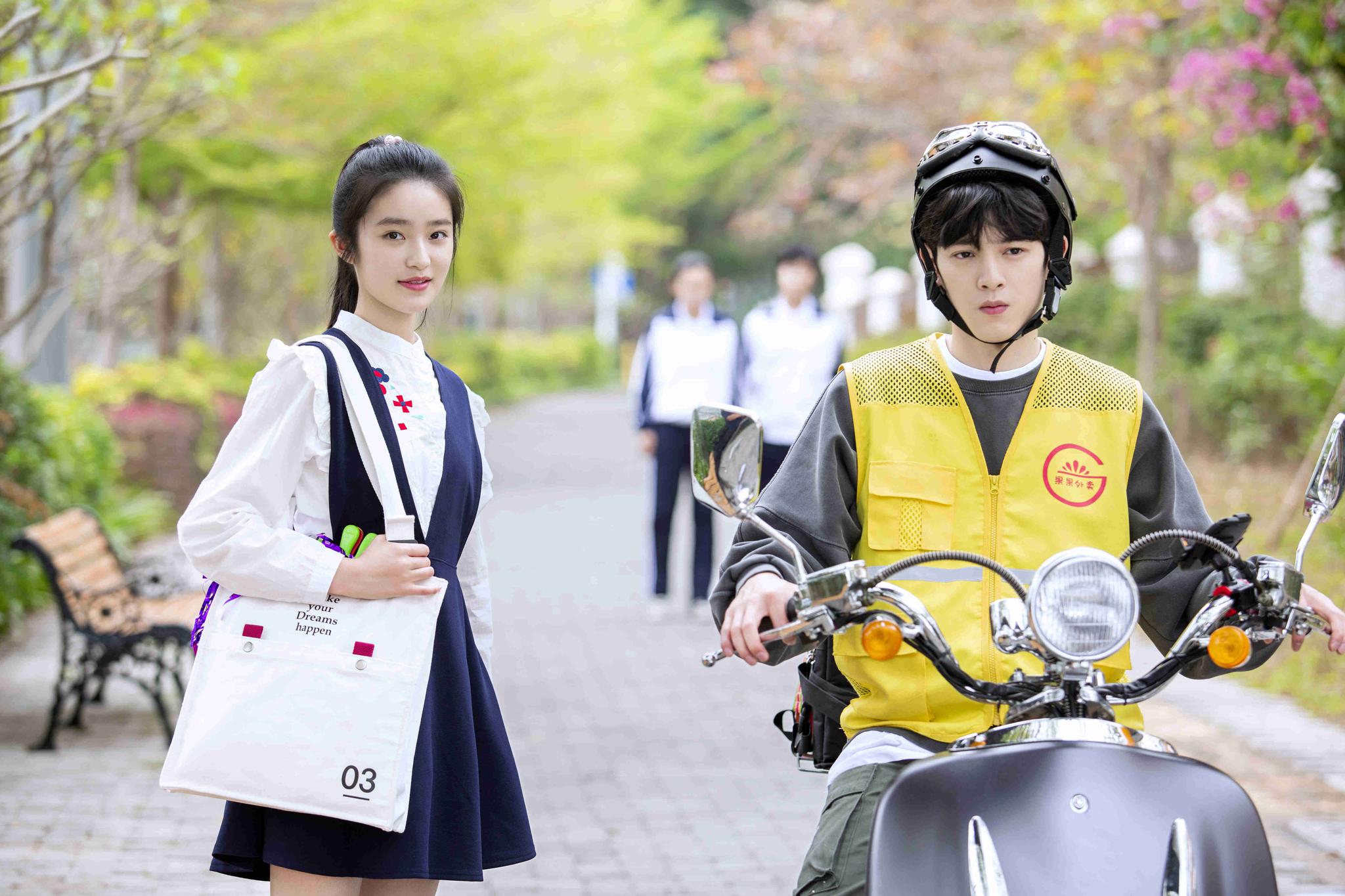 柴蔚戏外奶茶打卡新戏上演追爱何欣