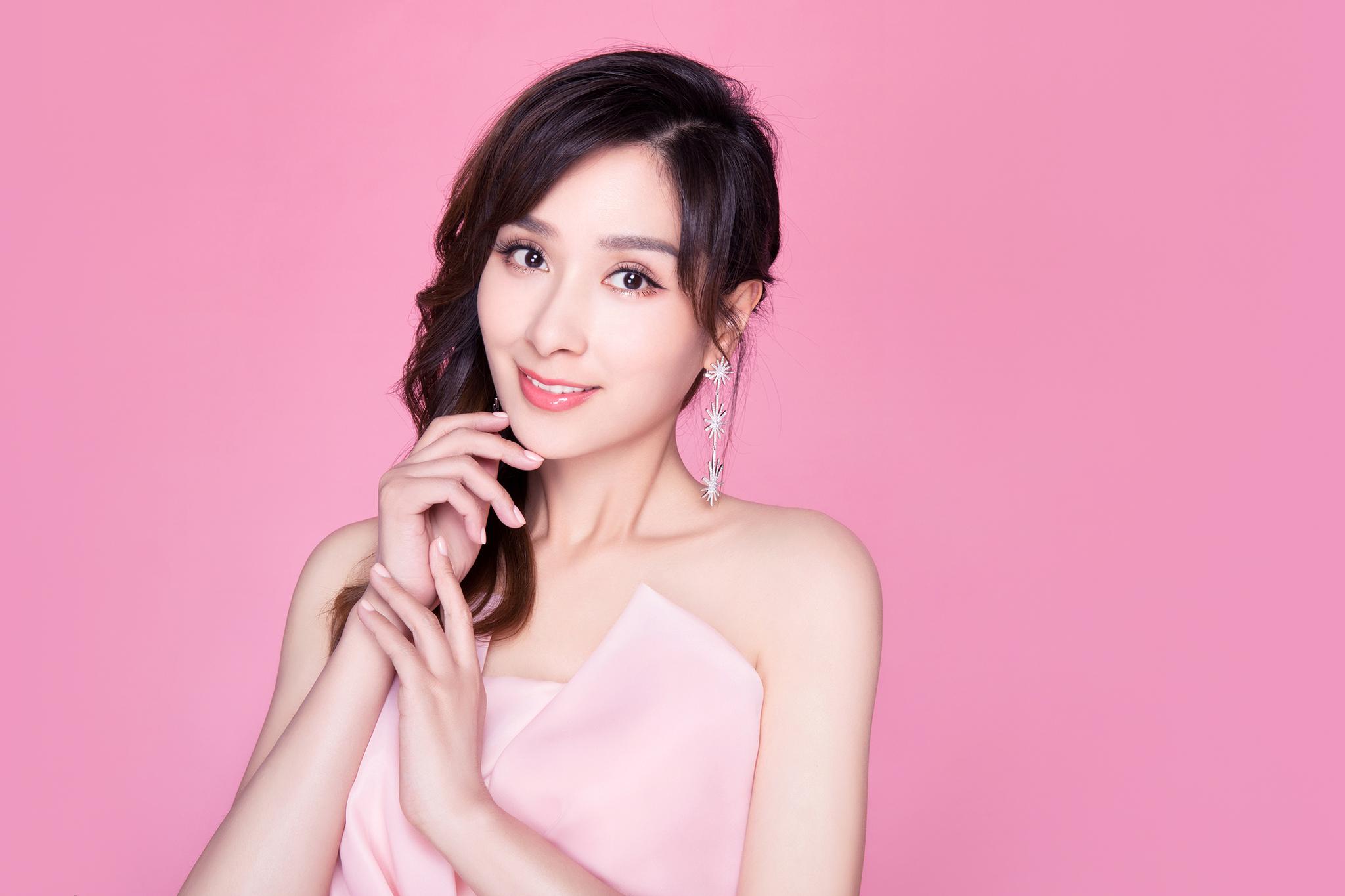 杨恭如圣诞写真曝光 着粉裙露香肩展冻龄美貌