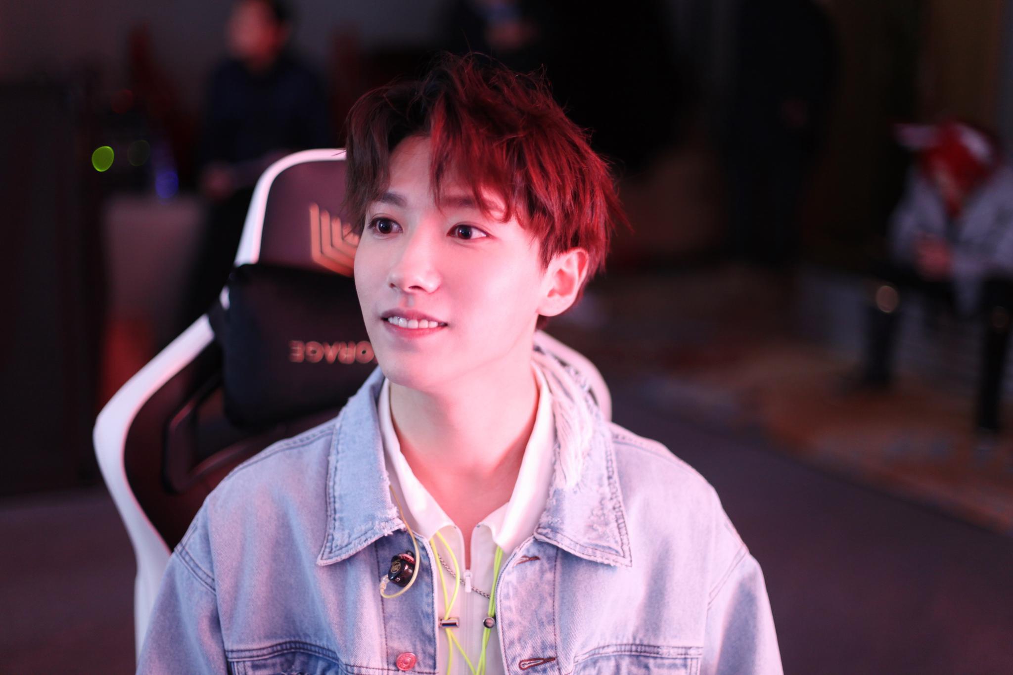 贾征宇京东校园live  初恋学长温情献唱助燃现场