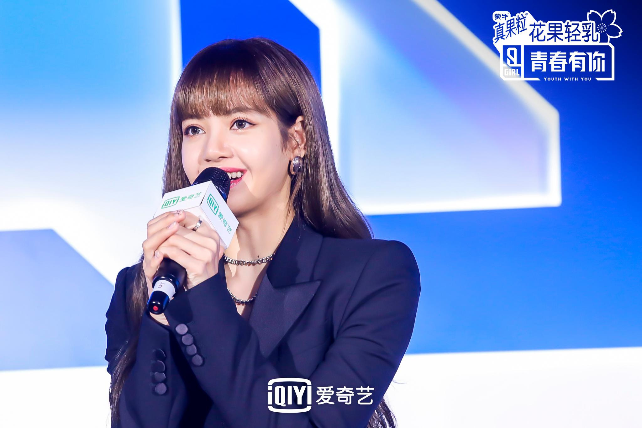 《青春有你2》开机发布会:蔡徐坤现场教lisa跳捣蒜舞
