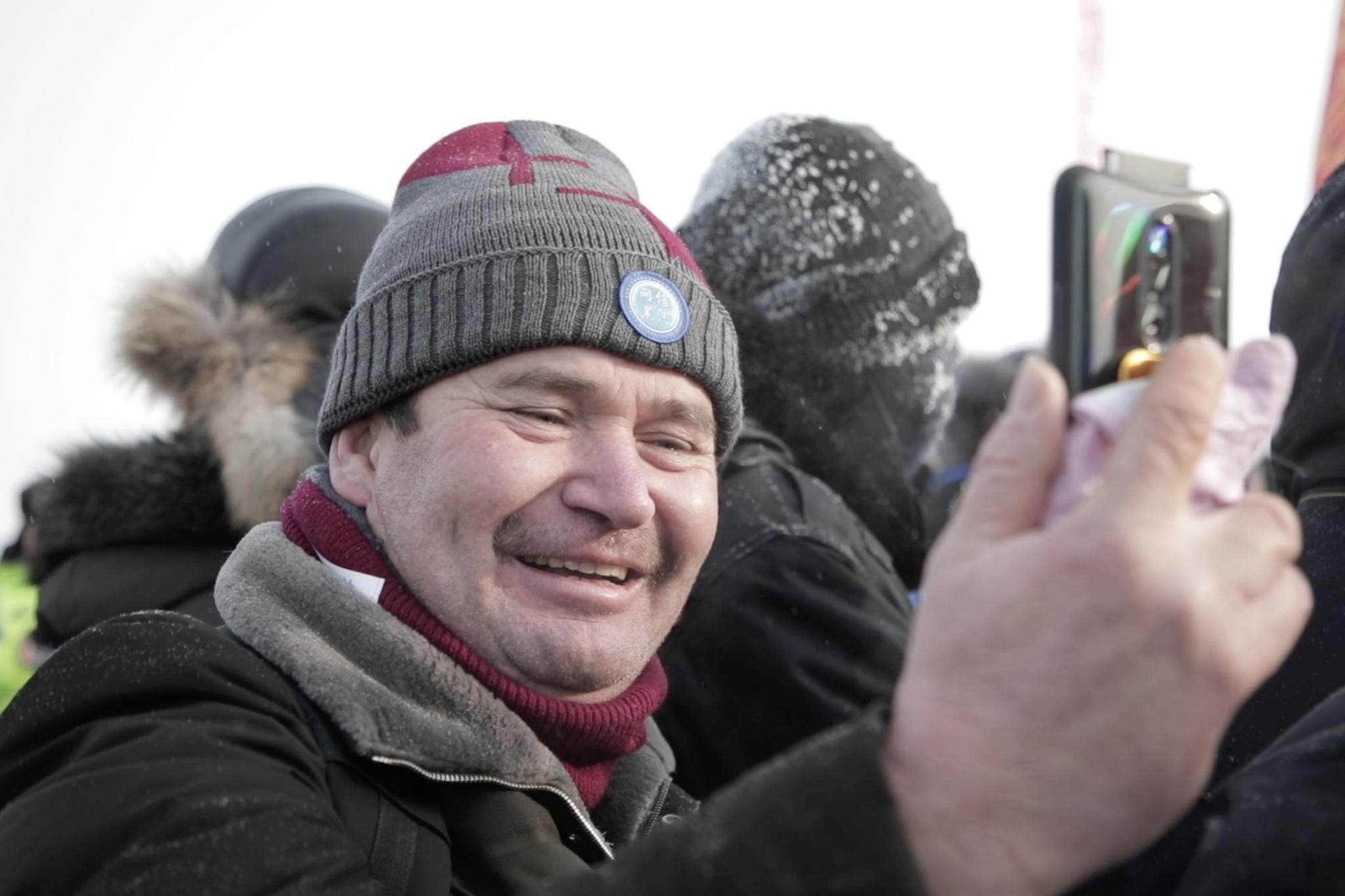 东北农民董德升:靠直播走红在县城买房