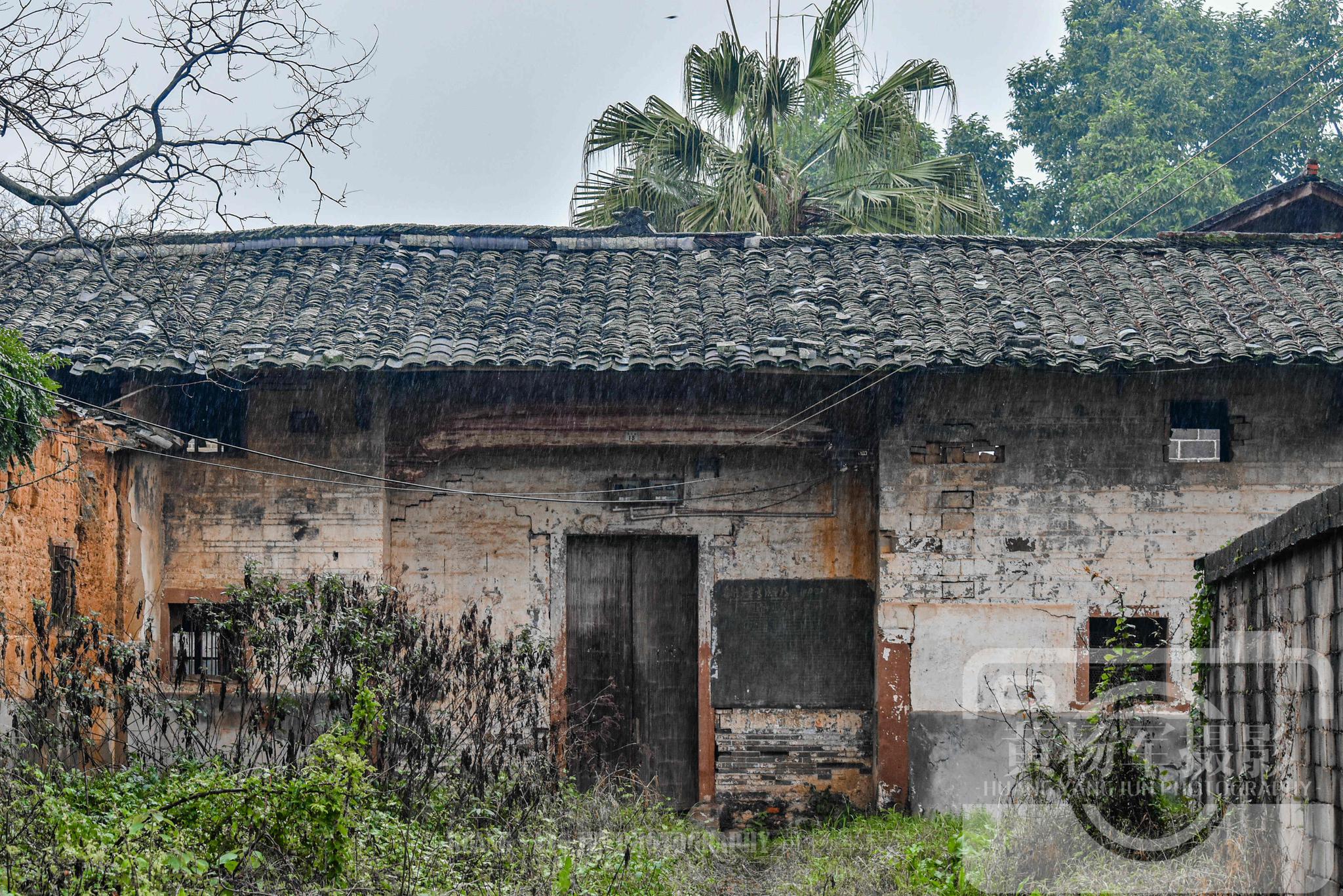 赣州南康区幸屋村雨中的老屋是故乡的原风景清幽的巷道很熟悉