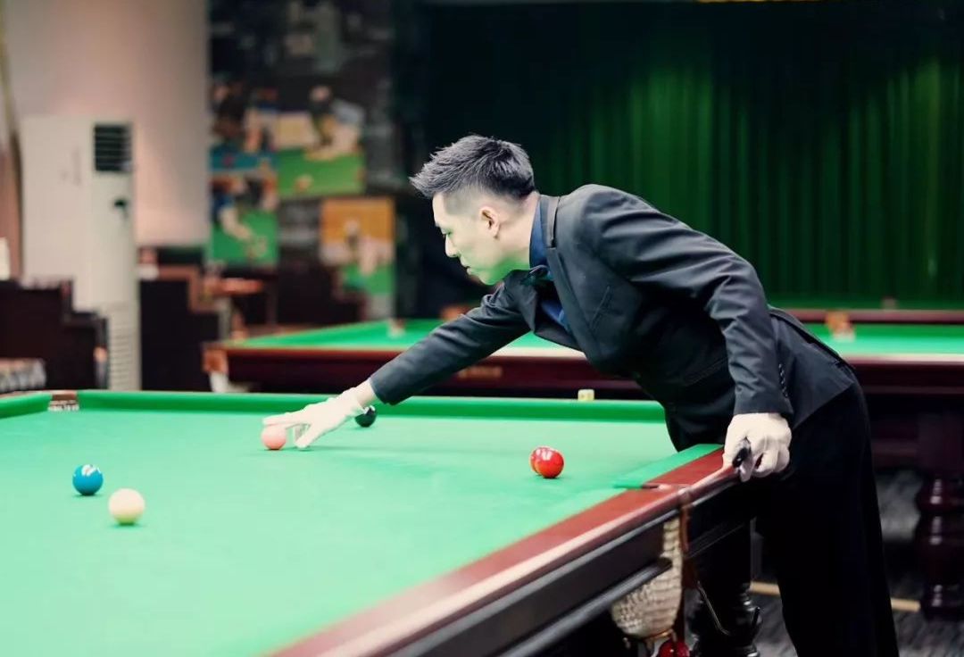 台球国际级裁判邓世豪曾经分享过:"业余时间都会打球,第一是能提高球