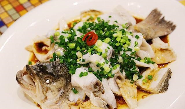 不懂得如何做鱼教你十五分钟搞定一盘葱香四溢的葱油鲈鱼