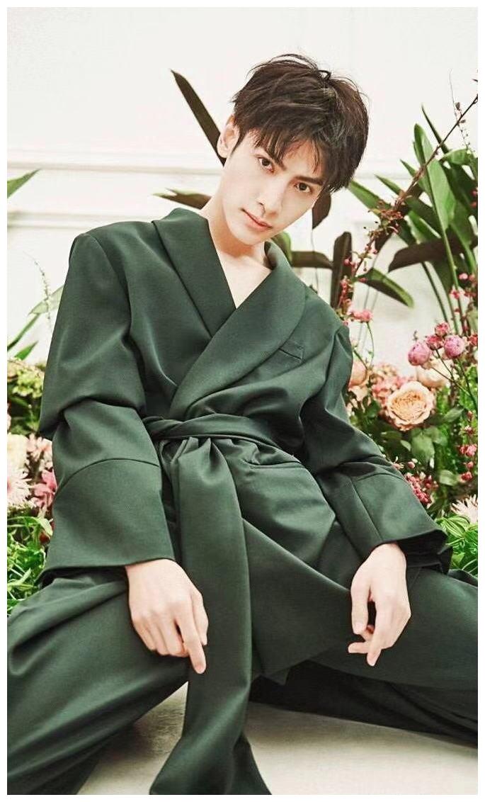 十位男星同穿睡衣,朱一龙陈伟霆罗云熙蔡徐坤邓伦,谁最撩人?