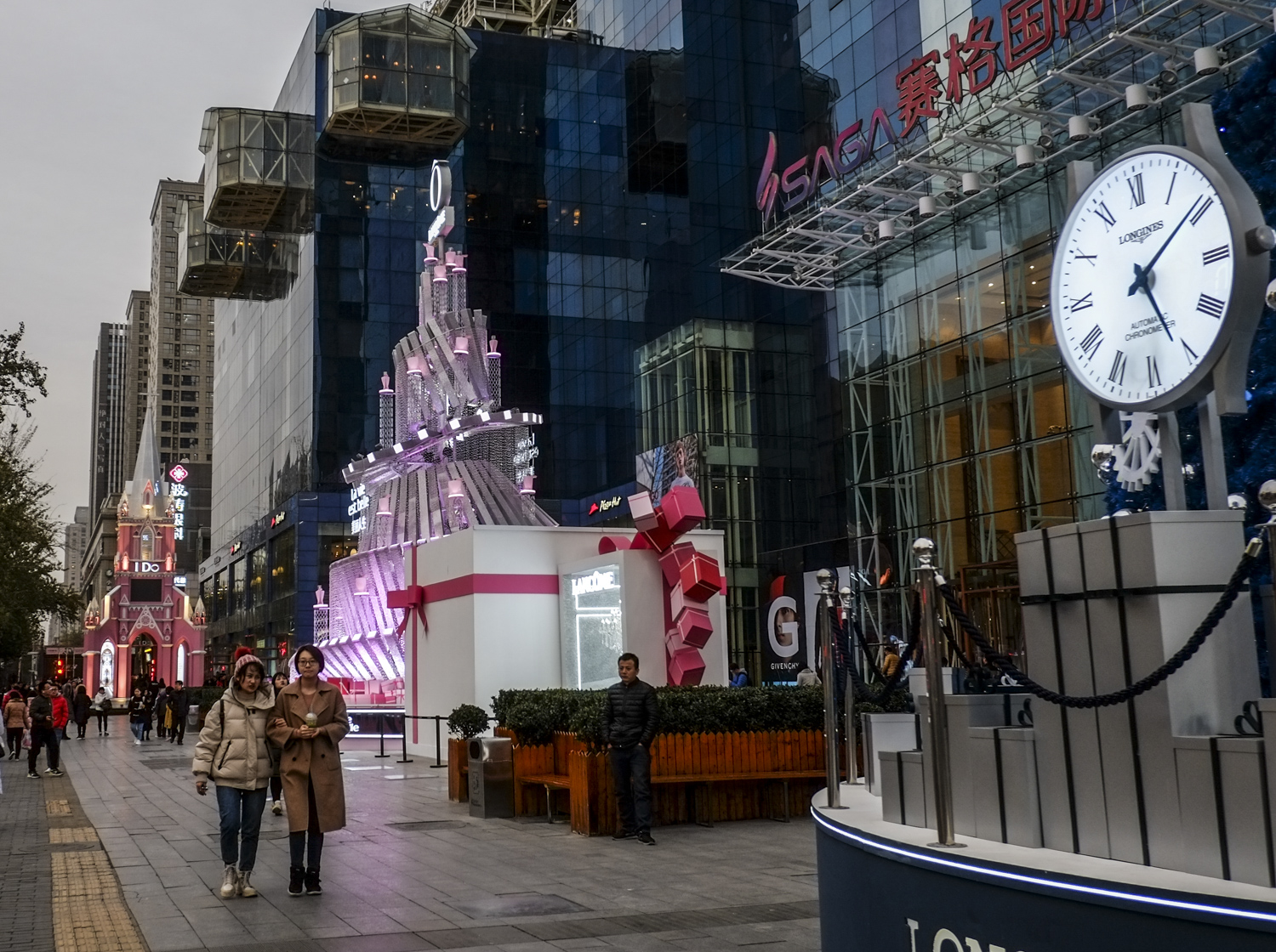 西安小寨街头竖起两座圣诞树还有一座小教堂