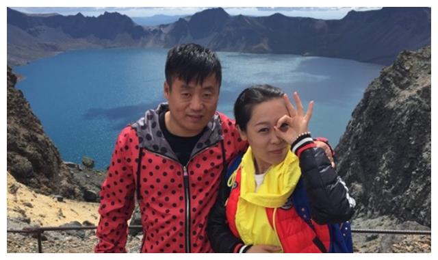 杨晓茹在宋晓峰还没有什么名气的时候,就与他在一起了,两人的感情很深