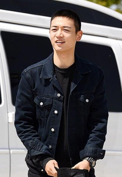 shinee崔珉豪入伍新闻图毛寸头阳光帅气素颜超能打