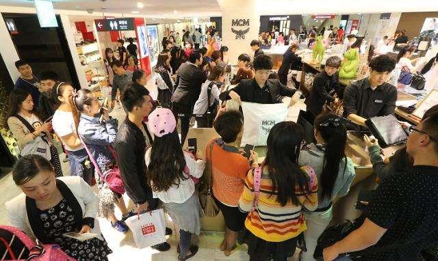 韩国游客到中国一直购物，他们都买些什么？中国人：有内涵！