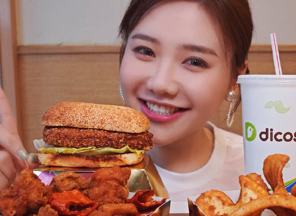 大胃王密子君挑战30斤海鲜,却被服务员揭穿骗局,网友原来啊