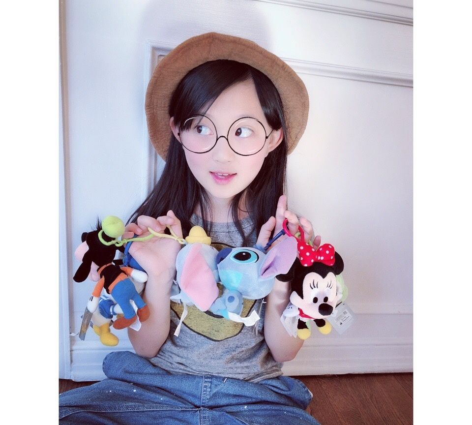 还记得童星小葡萄吗?本名项滢璇,近期的照片简直太美了,迷死人