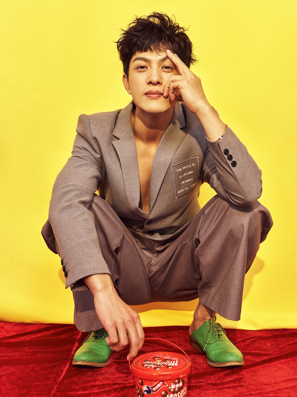 1/ 8近日,演员马敬涵一组时尚大片曝光,照片中的他手拿巧克力桶,身着