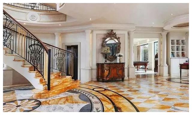 千万别委屈别墅，不配个大理石楼梯怎能体现豪宅气质