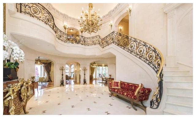 千万别委屈别墅，不配个大理石楼梯怎能体现豪宅气质