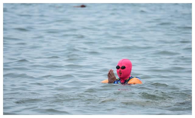 青岛海滩上脸基尼大妈扎堆,造型一个比一个"辣眼睛"