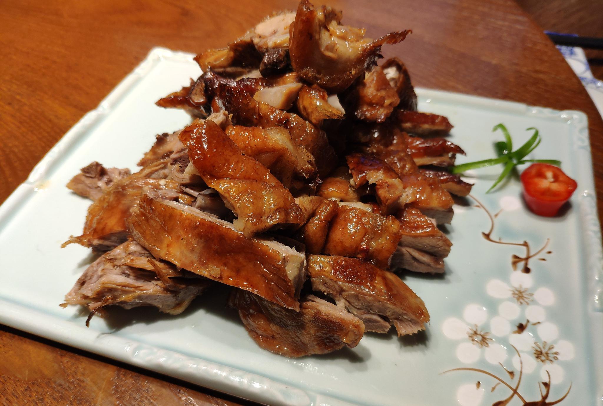 第一道是酸梅鸡,烤好的鸡外酥里嫩,搭配酸甜可口的酸梅汁.