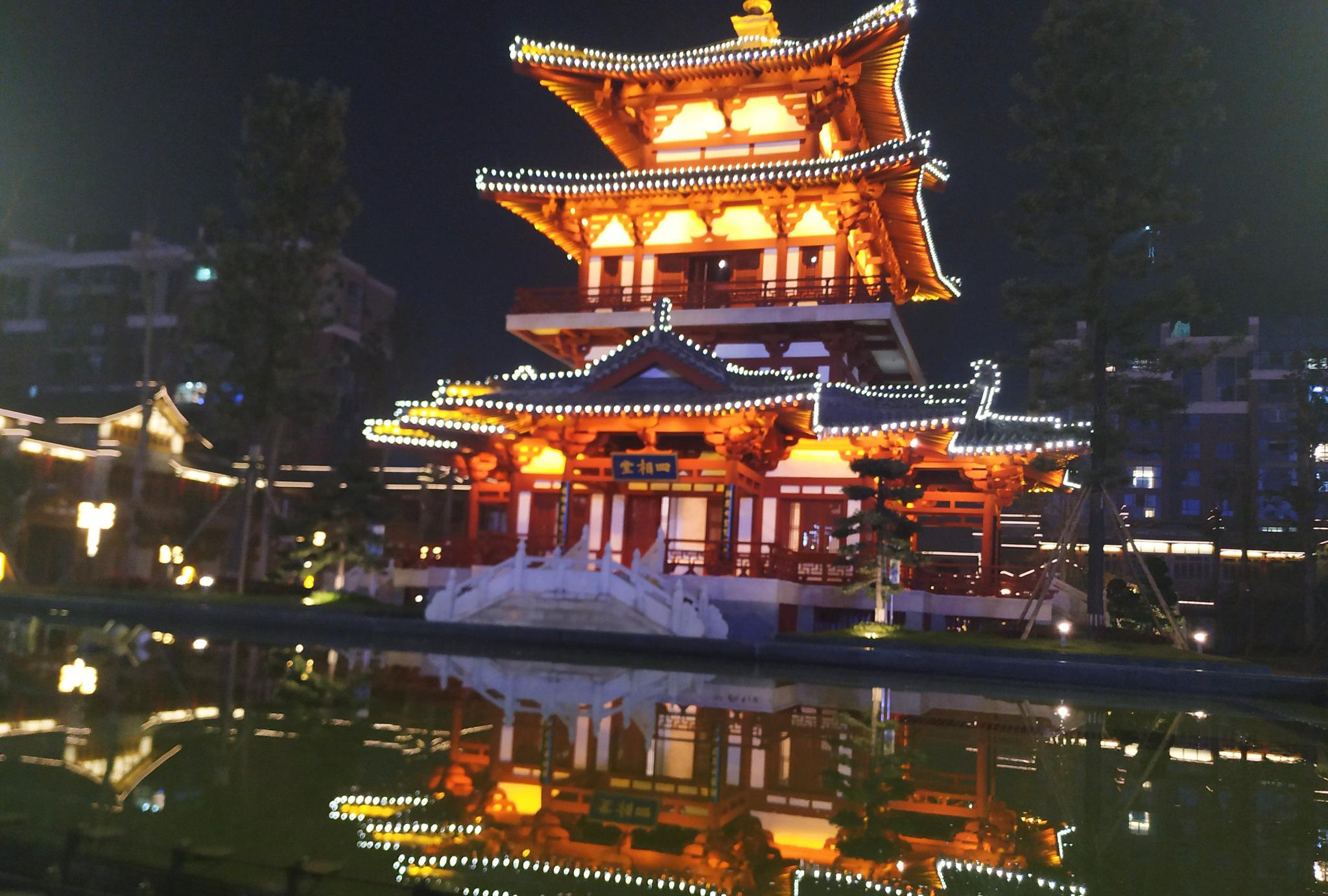 崇州唐人街,灯火绚烂的夜景