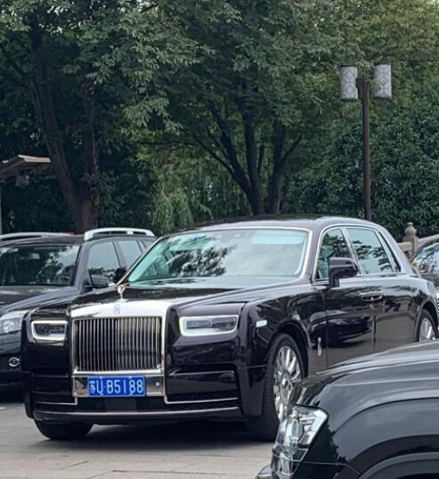 江苏苏州街头实拍劳斯莱斯八代幻影,外观充满王者气息!