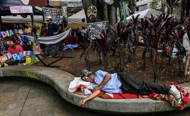 奇葩,哥伦比亚庆祝"世界懒惰日",民众穿睡衣在街头搭床睡大觉