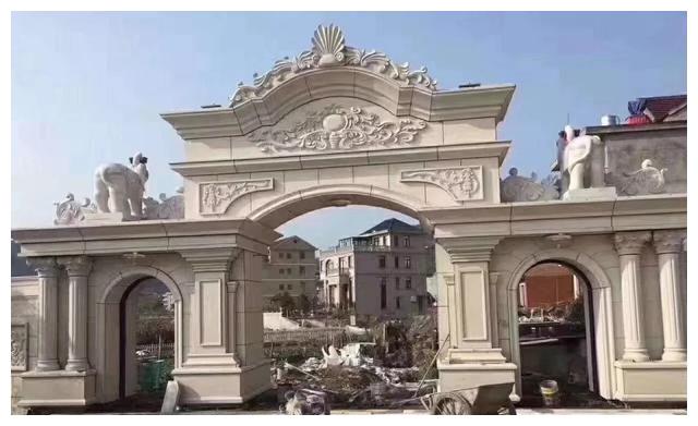 别人家的大门和围栏让人羡慕不已，全用大理石，华丽又大气