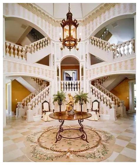 千万别委屈别墅，不配个大理石楼梯怎能体现豪宅气质