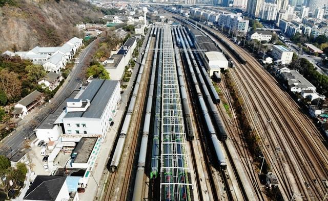 1/ 6随着2020年春运即将来临,中国铁路上海局集团有限公司上海车辆段