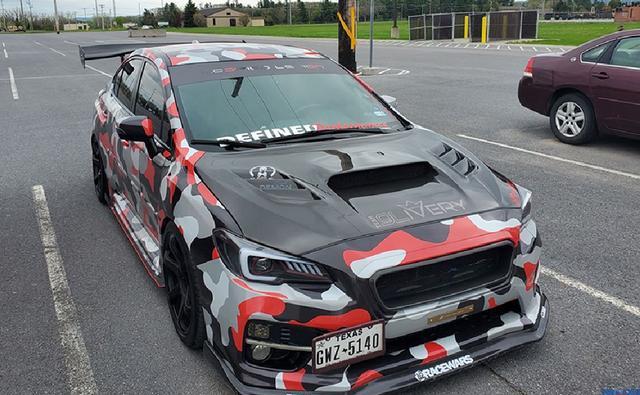 当斯巴鲁sti换上红色迷彩涂装街上最躁动的性能车