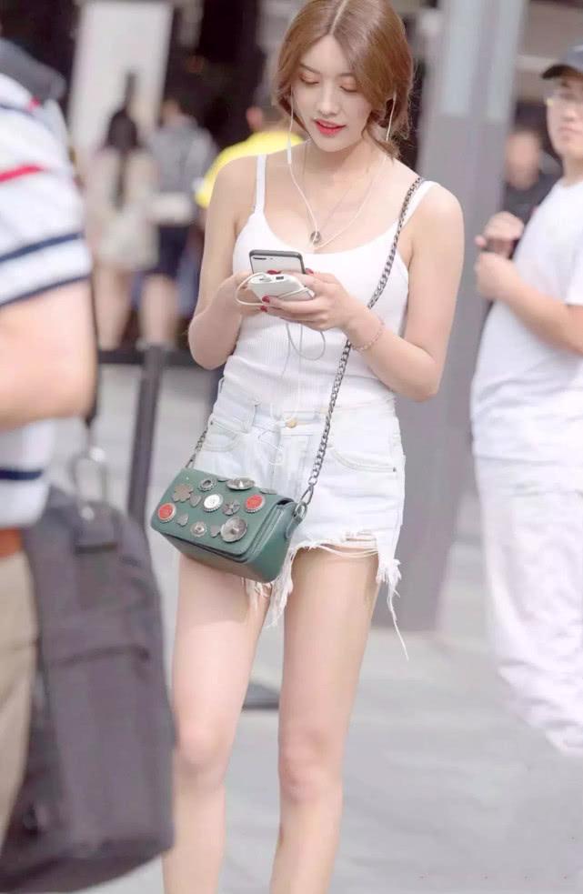 街拍:白色吊带配热裤,让人怦然心动!