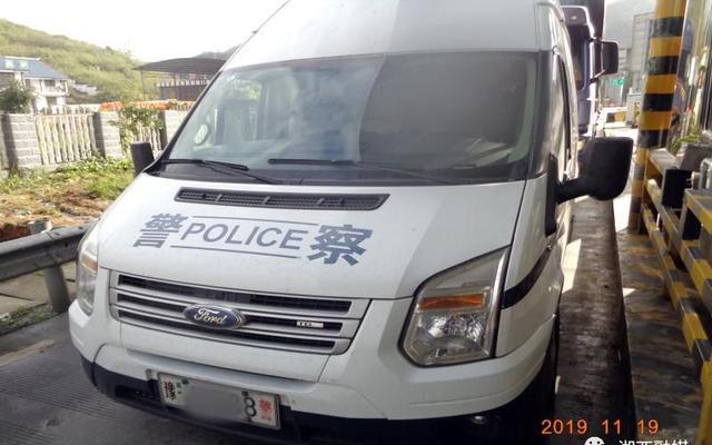 一外地警车在湘西高速公路擅自调头后被免费放行!你怎么看?