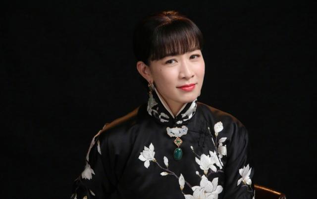 佘诗曼新造型出镜,刺绣旗袍尽显温柔,"玉佩当耳坠"端庄大气