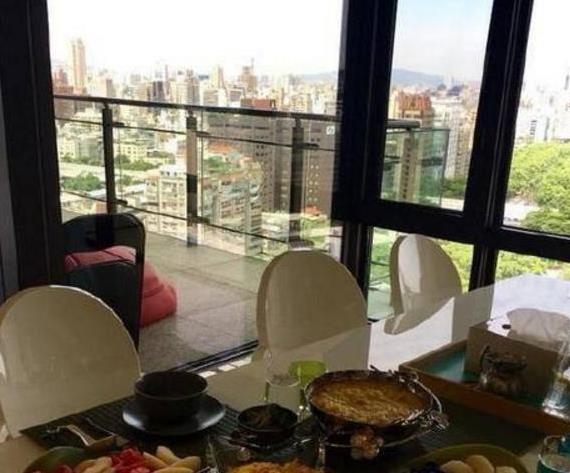 王力宏晒出自己家豪宅,客厅能容纳上百人,家里面积大得过分了