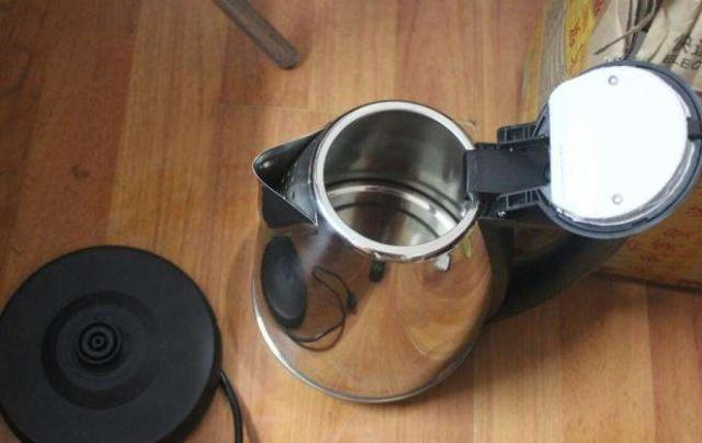 "废旧"电热水壶别扔了!放在"阳台"全家抢着用,解决不少困扰