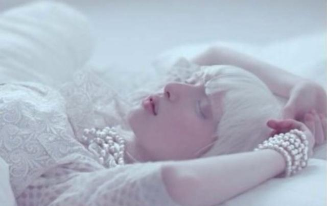 被上帝咬过的苹果乌克兰女孩天生紫瞳雪肤,"仙气"与生俱来