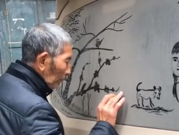 这辆五菱宏光火了,老大爷后窗玻璃作画被拍,网友车没画值钱