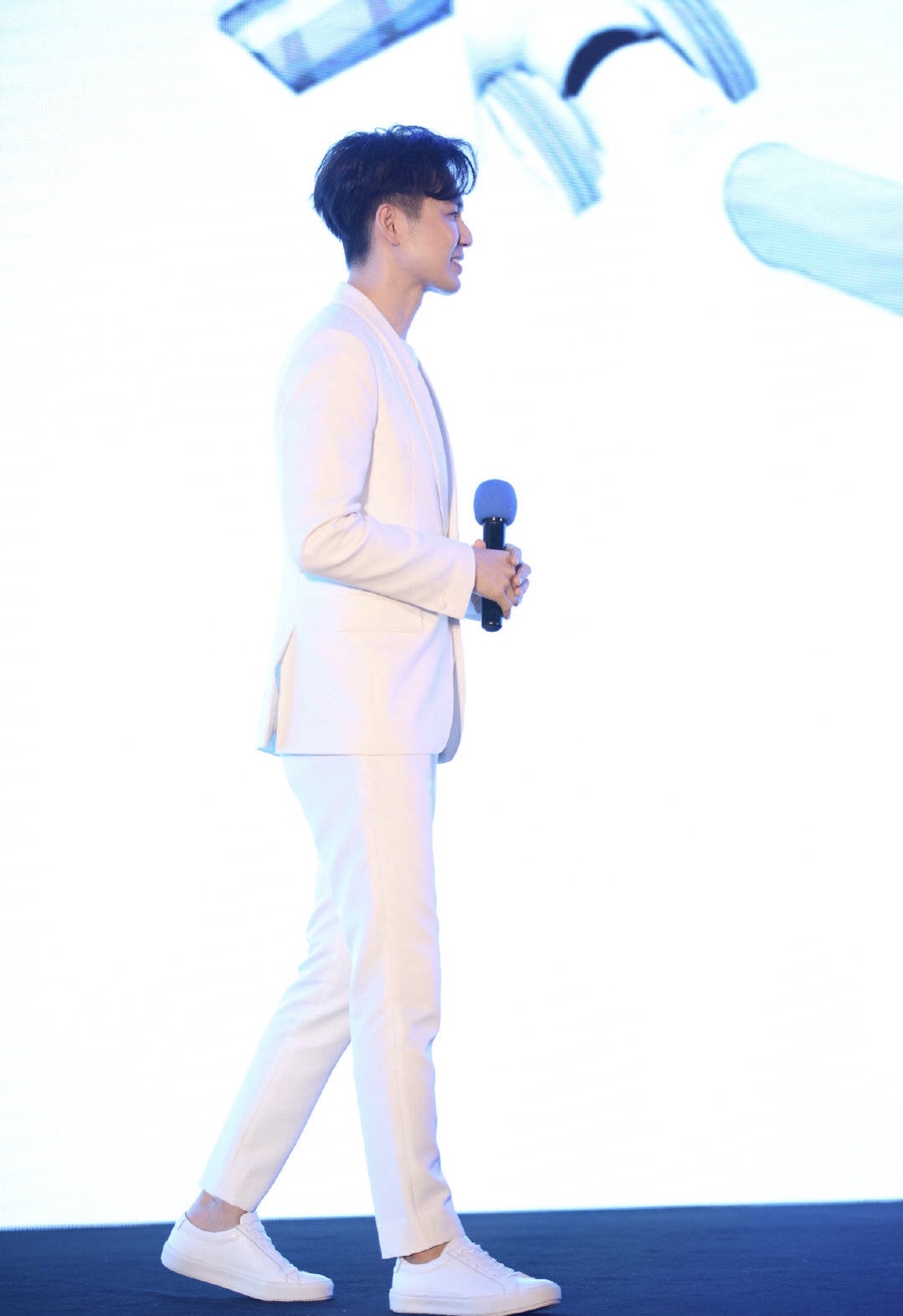 钟汉良出席某品牌活动,一身白色西装帅到令人窒息