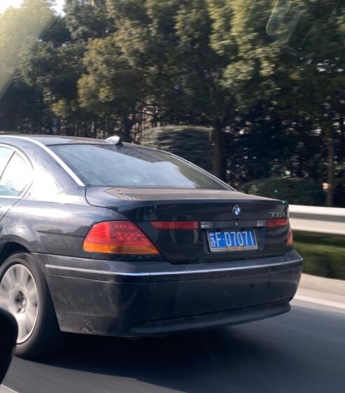 南通海安市街头实拍老款宝马735li,车龄超10年但仍旧拉风!