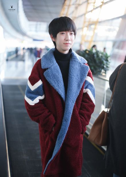 tf家族贺峻霖今日机场到达图是温暖冬日的小可爱了