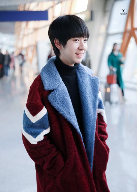 tf家族贺峻霖今日机场到达图是温暖冬日的小可爱了