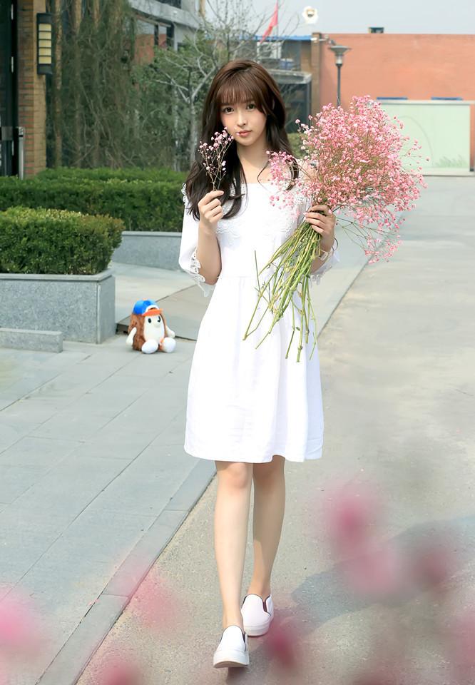 美图分享氧气美女梁雪霏清纯街拍服装写真照