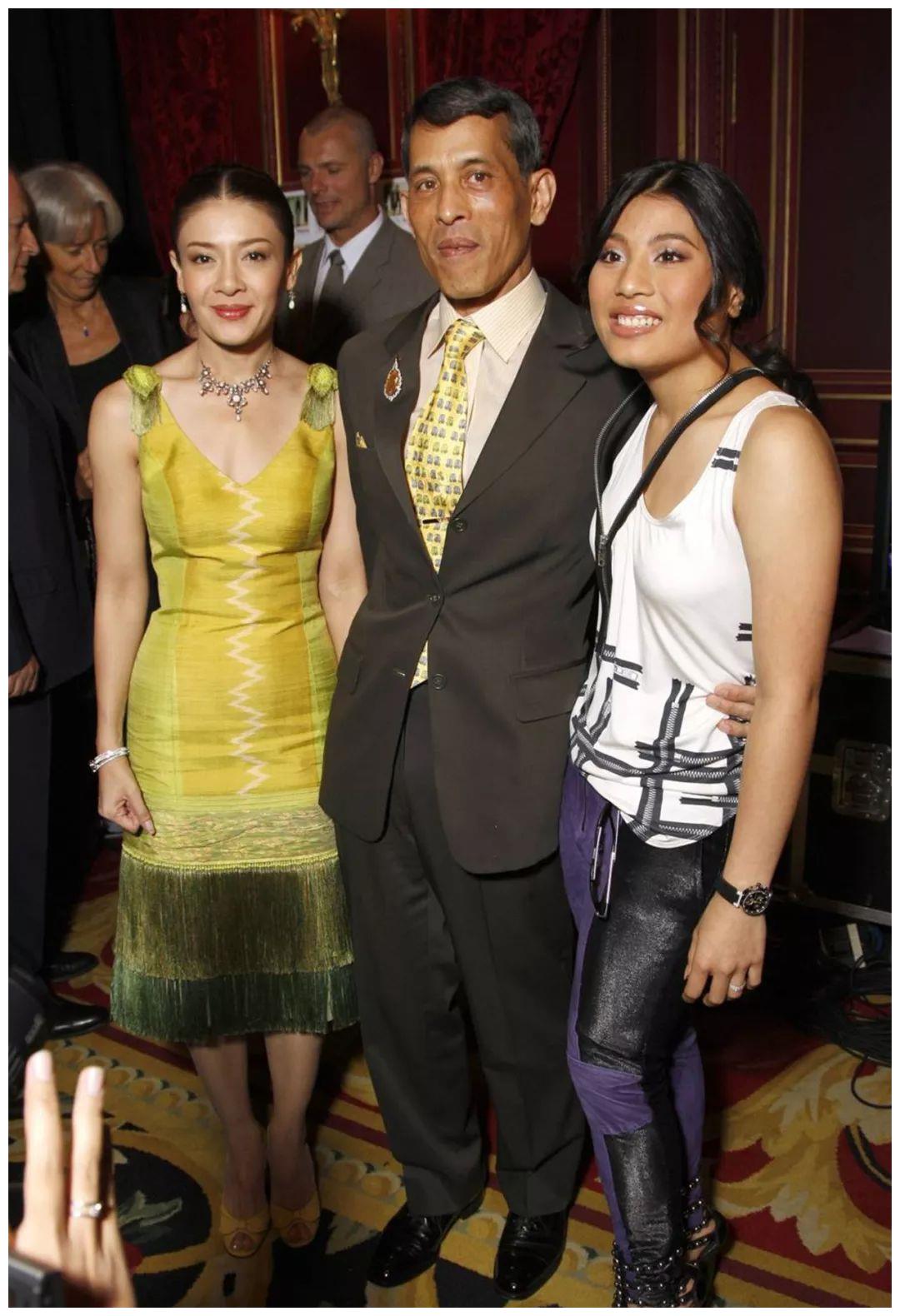 67岁泰国国王左手搂前妻,右手搂公主,眼神得意成"人生赢家"