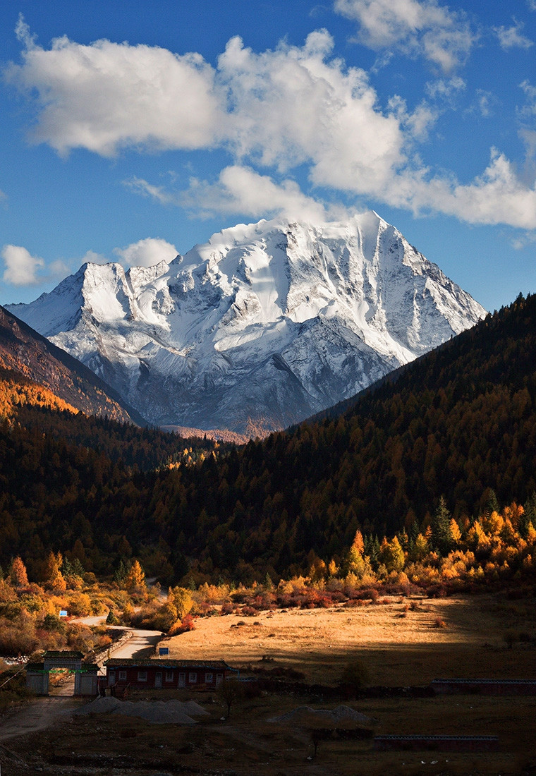中国藏区四大神山之--亚拉雪山__财经头条