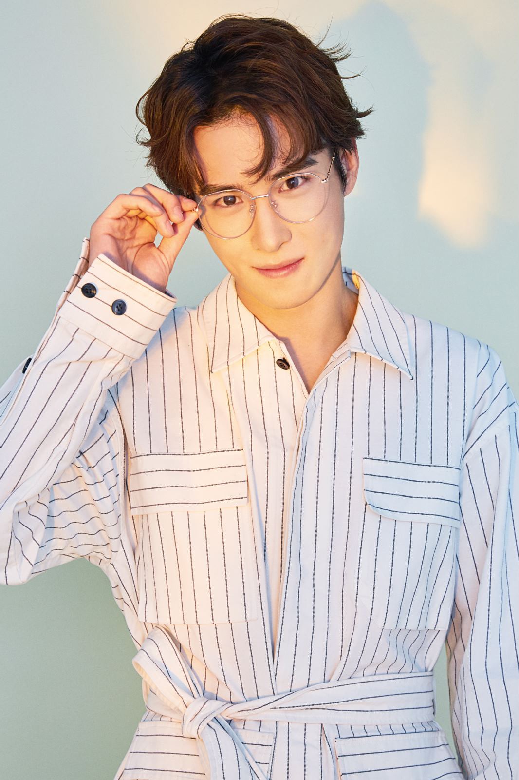 吴昊泽写真上演眼镜杀 可苏可盐狙击少女心__财经头条