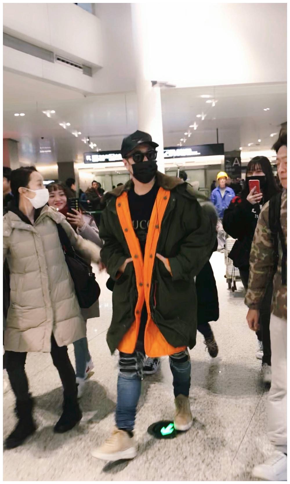 潘玮柏现身机场人气爆棚身后迷妹成群结队!